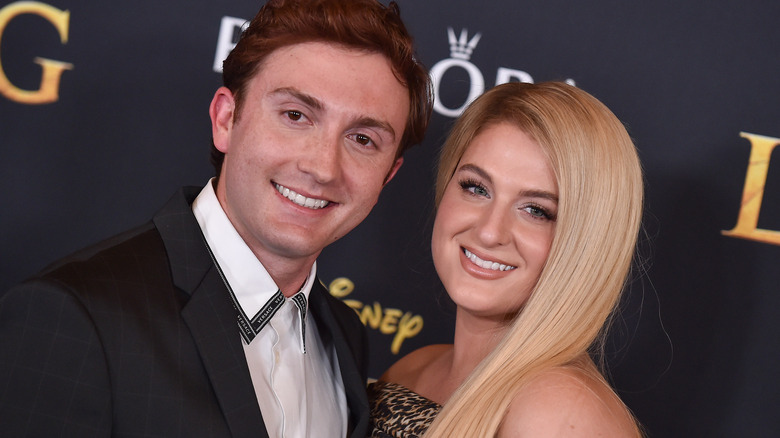 Meghan Trainor et Daryl Sabara sourient 