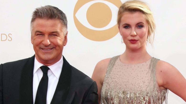 Alec Baldwin posant avec sa fille Ireland