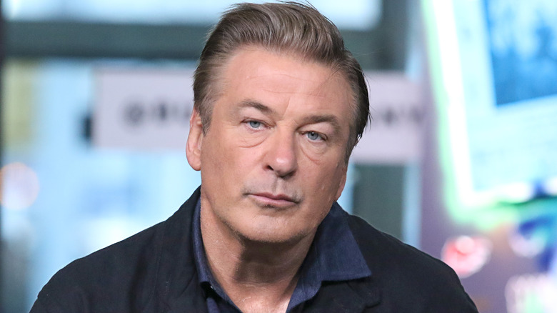 Alec Baldwin a l'air sérieux