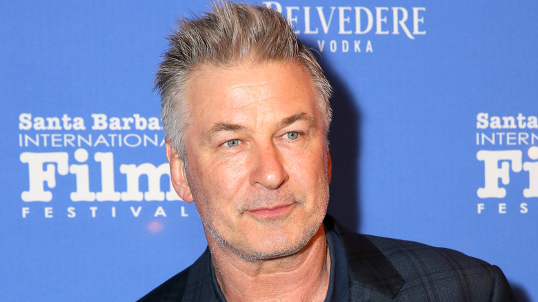 Alec Baldwin posant