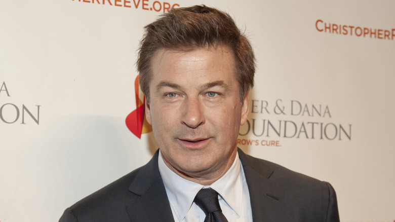 Alec Baldwin en costume gris