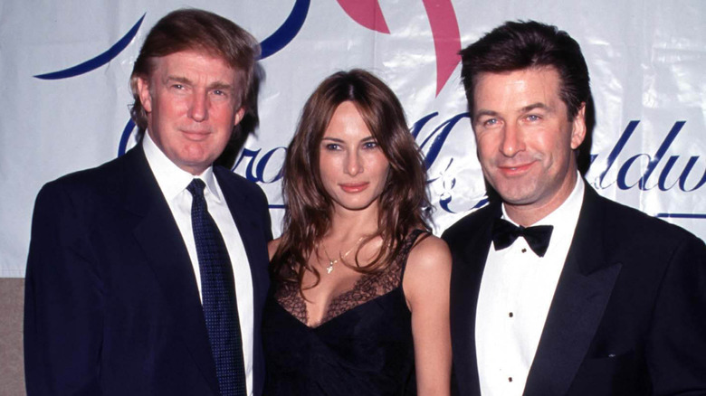 Alec Baldwin posant avec Donald et Melania Trump