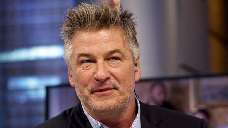 Alec Baldwin portant une oreillette