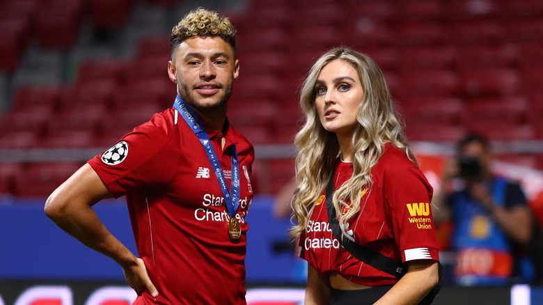 Alex Oxlade-Chamberlain et Perrie Edwards en maillots du LFC