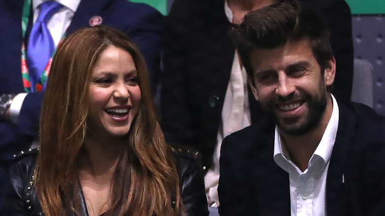 Gerard Piqué souriant avec Shakira