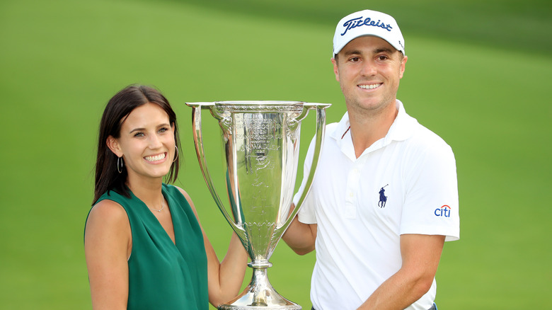 Justin Thomas et Jillian Wisniewski tenant le trophée