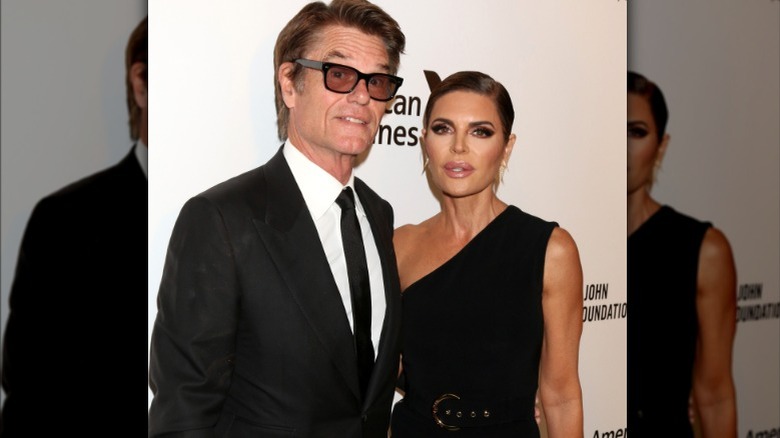 Harry Hamlin et Lisa Rinna assistent à la soirée d'observation des Oscars d'Elton John