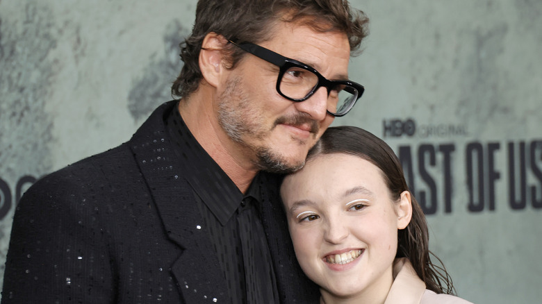 Pedro Pascal et Bella Ramsey souriants