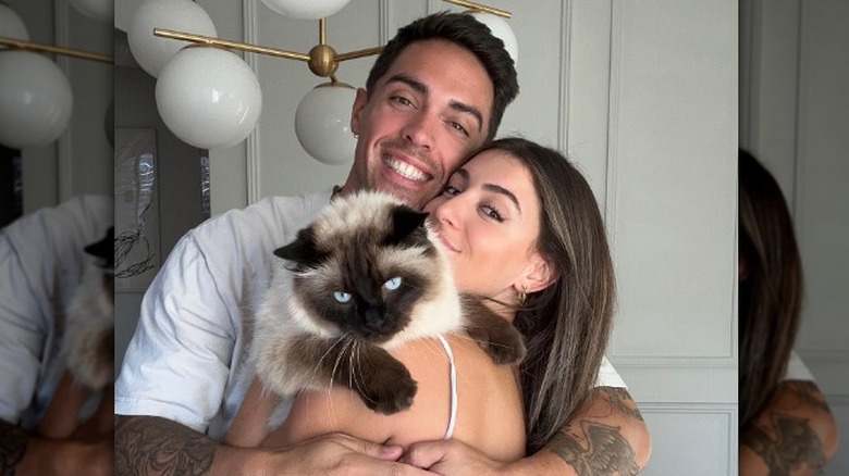 John et Jessie Pearce se blottissant contre un chat