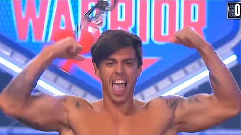 John Pearce montre ses muscles dans American Ninja Warrior