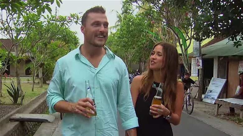 Chris Soules tient la main de Kaitlyn Bristowe