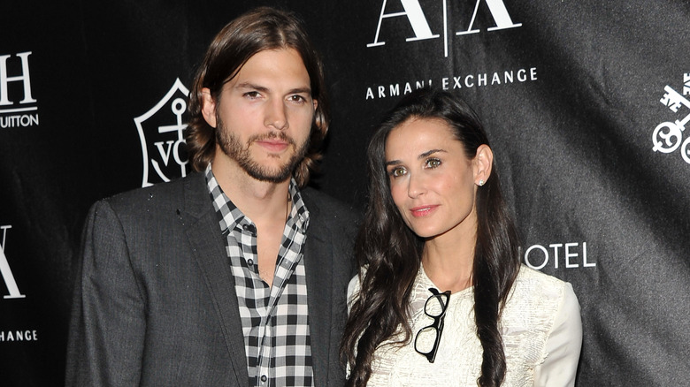 Ashton Kutcher et Demi Moore posant