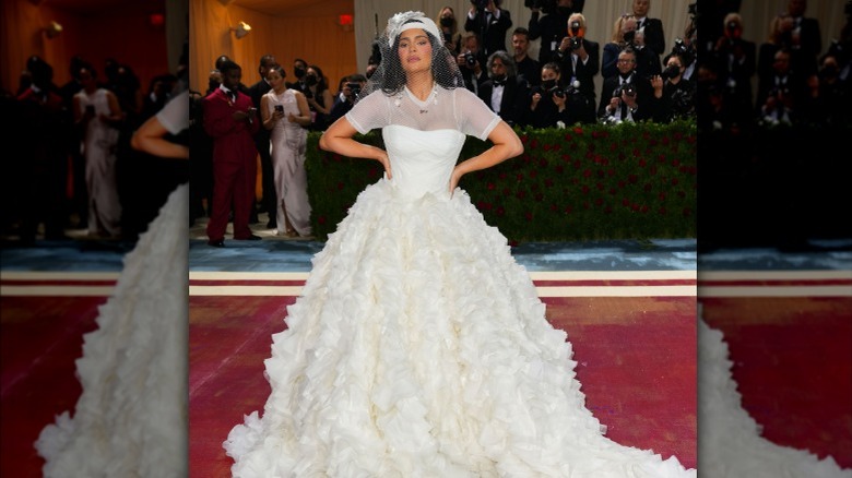 Kylie Jenner pose en robe de mariée, casquette