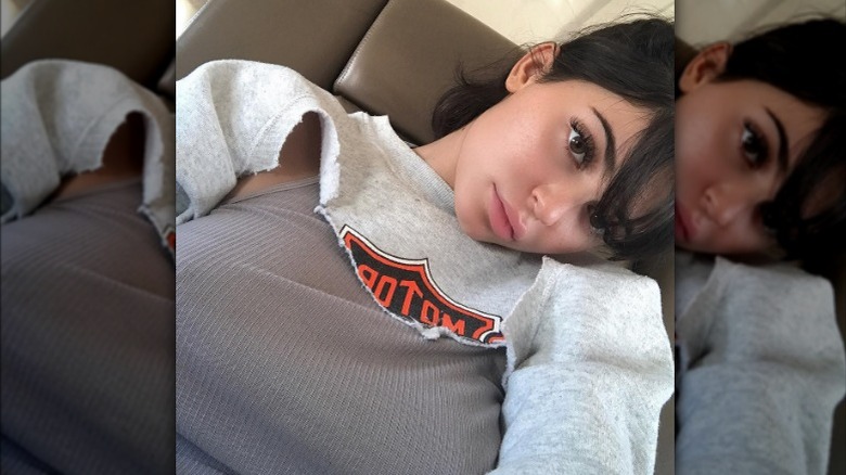 Kylie Jenner posant dans un sweat court