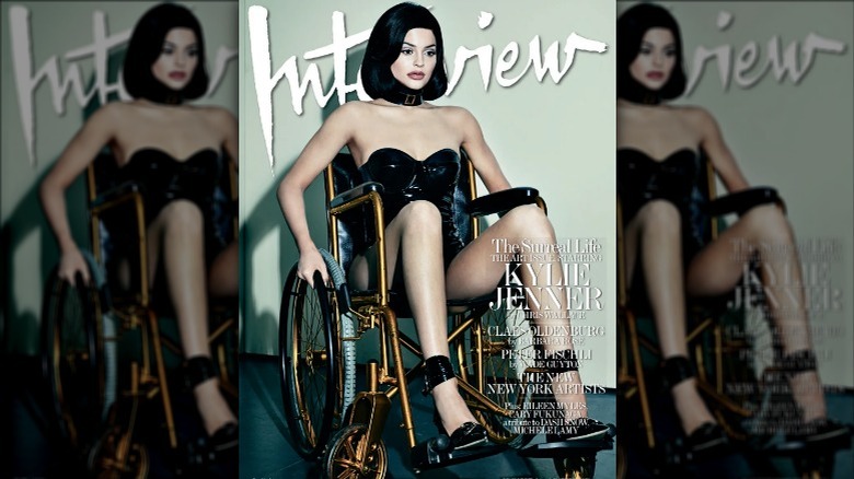 Kylie Jenner assise en fauteuil roulant