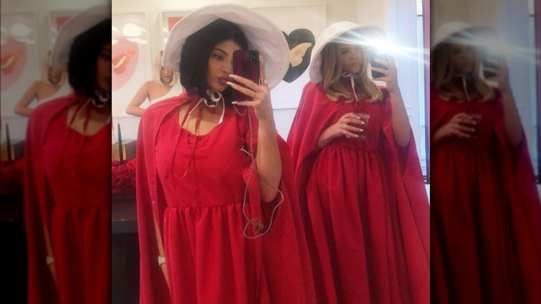 Kylie Jenner portant le costume de Handmaid's Tale