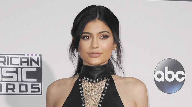 Kylie Jenner regarde sur le côté