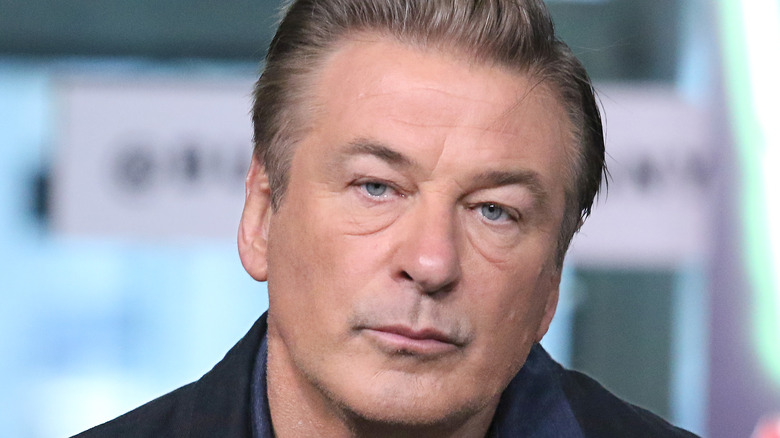 Alec Baldwin assis face caméra