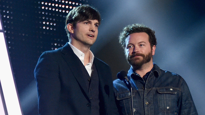 Ashton Kutcher et Danny Masterson sur scène