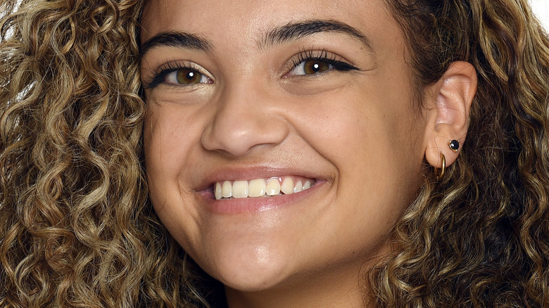 Laurie Hernandez souriante cheveux bruns bouclés