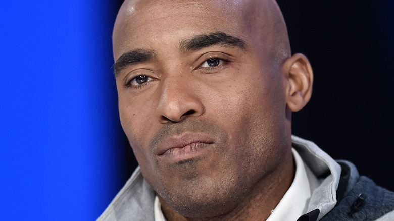 Tiki Barber regarde