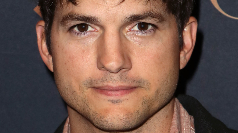 Ashton Kutcher rompt son silence sur les allégations troublantes de l’ancien co-star Danny Masterson