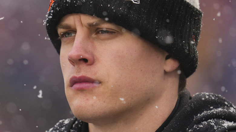 Joe Burrow regarde un match éliminatoire