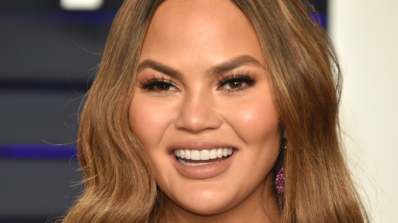 Chrissy Teigen donne aux fans un aperçu de près de sa fille nouveau-née Esti