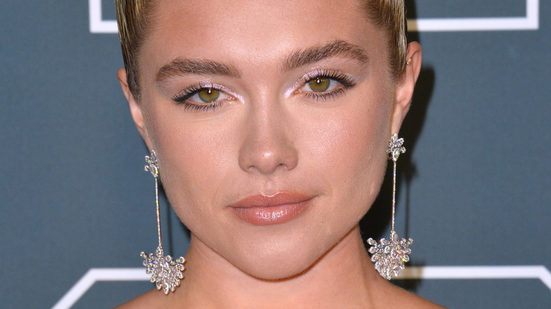 Florence Pugh ne résiste pas aux critiques de sa relation avec Zach Braff