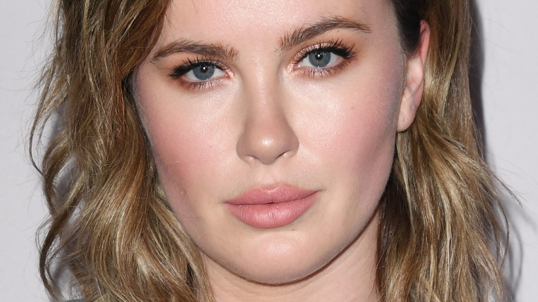 Ireland Baldwin fait de l’ombre à sa famille tout en exprimant ses difficultés de grossesse