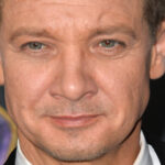 Jeremy Renner a fait une fois une blague extrêmement gênante à propos de Jennifer Lopez