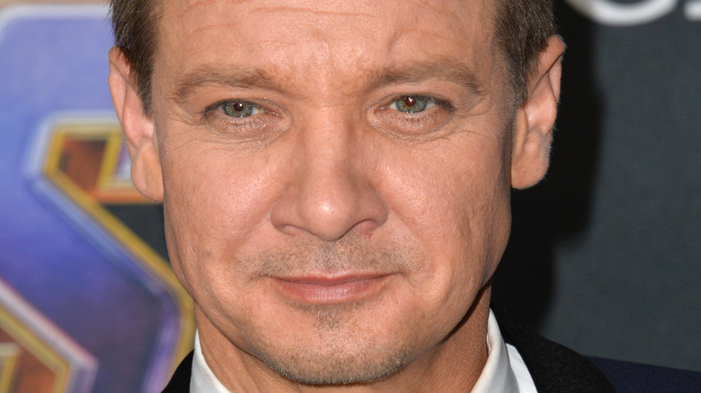 Jeremy Renner a fait une fois une blague extrêmement gênante à propos de Jennifer Lopez