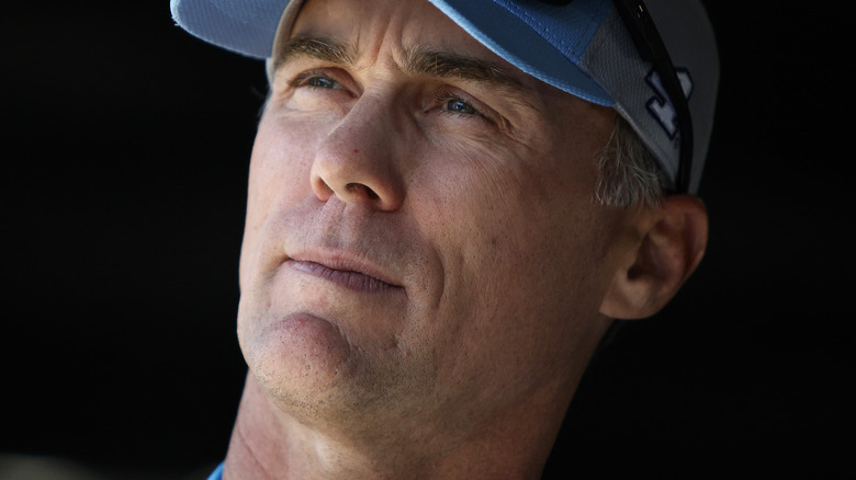 Kevin Harvick regarde fixement