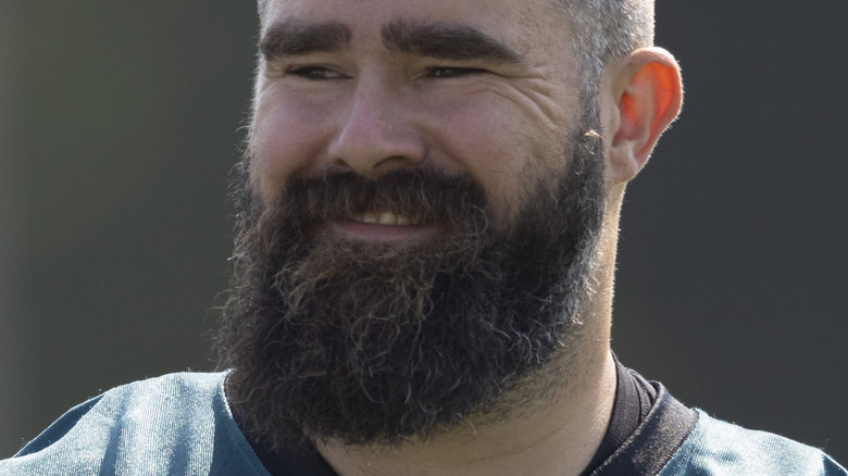 Jason Kelce pratiquant le football