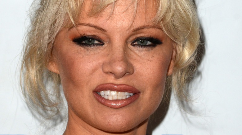 Le point de vue de Pamela Anderson sur son expérience Playboy Mansion n’est pas tout à fait ce que nous avons imaginé