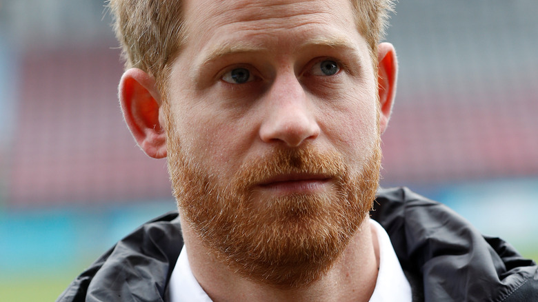 Le prince Harry semble inquiet