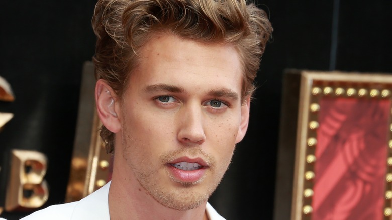 Le refus d’Austin Butler de lâcher Elvis aux Golden Globes 2023 a sérieusement déconcerté les fans