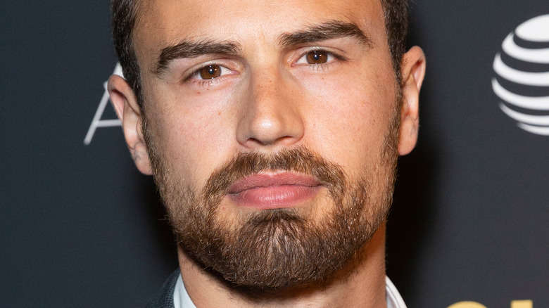 Le vrai nom de Theo James n’est pas ce que vous pensez