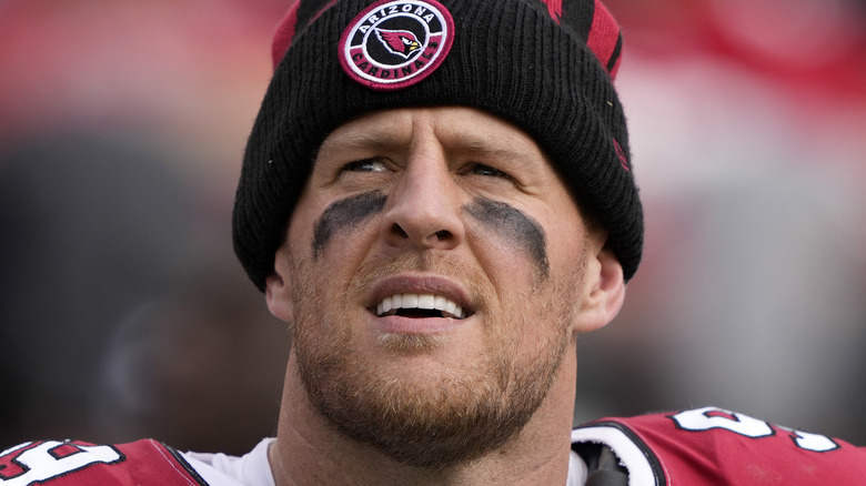 JJ Watt regarde le terrain de football