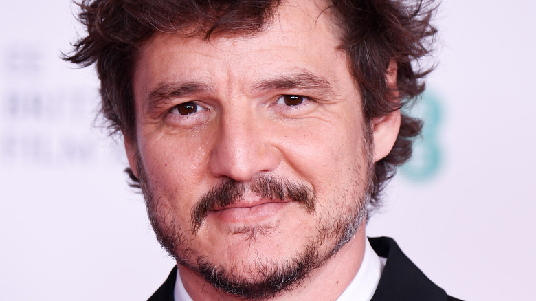 Pedro Pascal posant