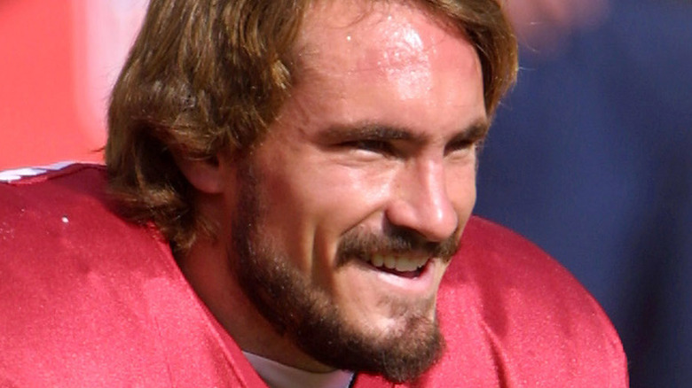 Pat Tillman barbe brune souriante