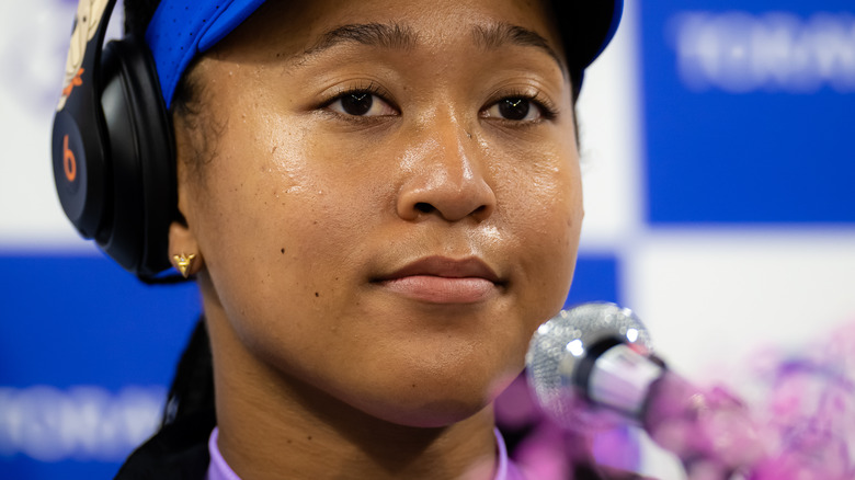 Naomi Osaka pose son visage sur ses mains