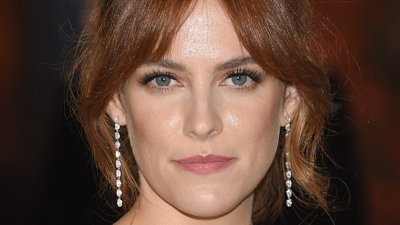 Riley Keough pose dans une robe bleue