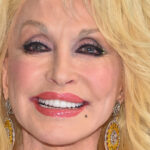 Voici pourquoi Dolly Parton porte toujours des manches longues