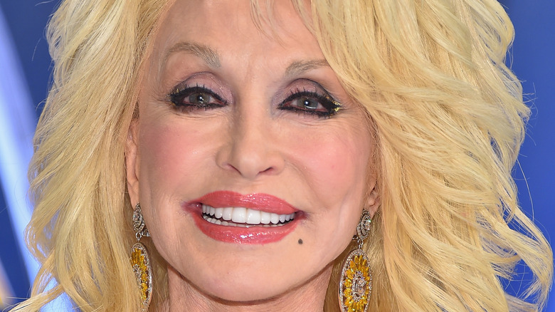 Voici pourquoi Dolly Parton porte toujours des manches longues