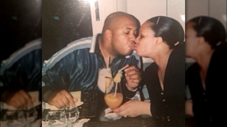 Rev Run et Justine Simmons s'embrassant sur une photo rétro