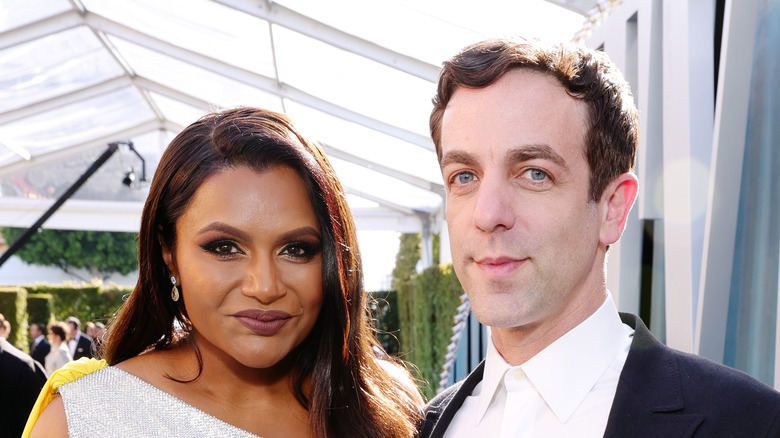 Mindy Kaling et BJ Novak souriants