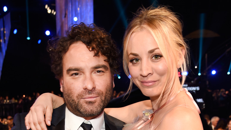 Kaley Cuoco et John Galecki souriants