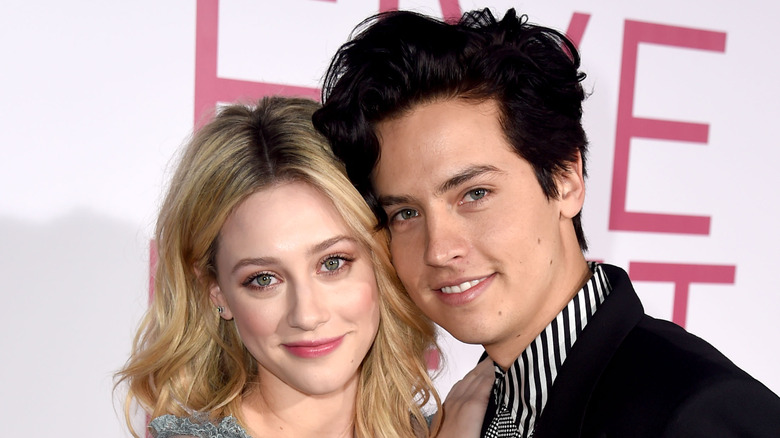 Cole Sprouse et Lili Reinhart sourient