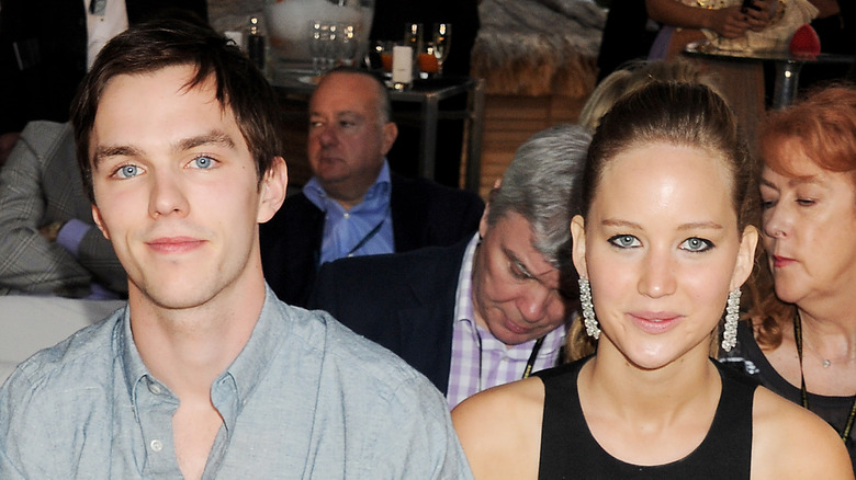 Jennifer Lawrence et Nicholas Hoult souriants